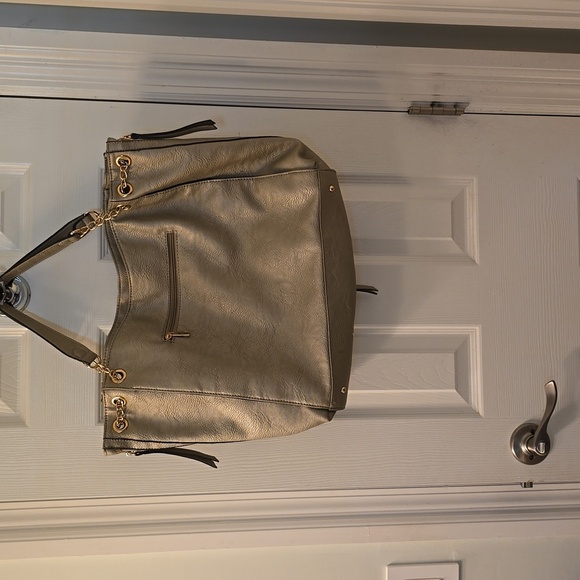 Elegant Large Silver/Gold Bag (7gw) - Picture 2 of 8